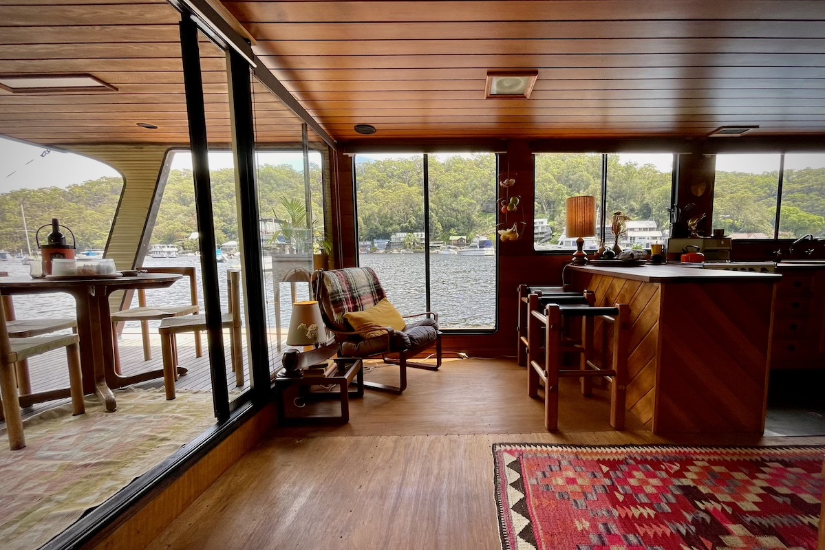 Oh Buoy houseboat 70s style